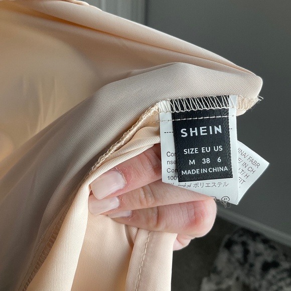 Cute Blouse with Button - Picture 3 of 3